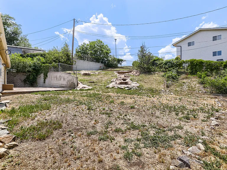 301 Moss St — Photo 22