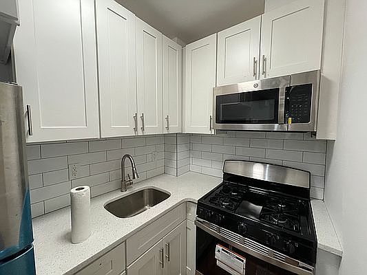 3rd image of 2513 Wallace Ave #1B