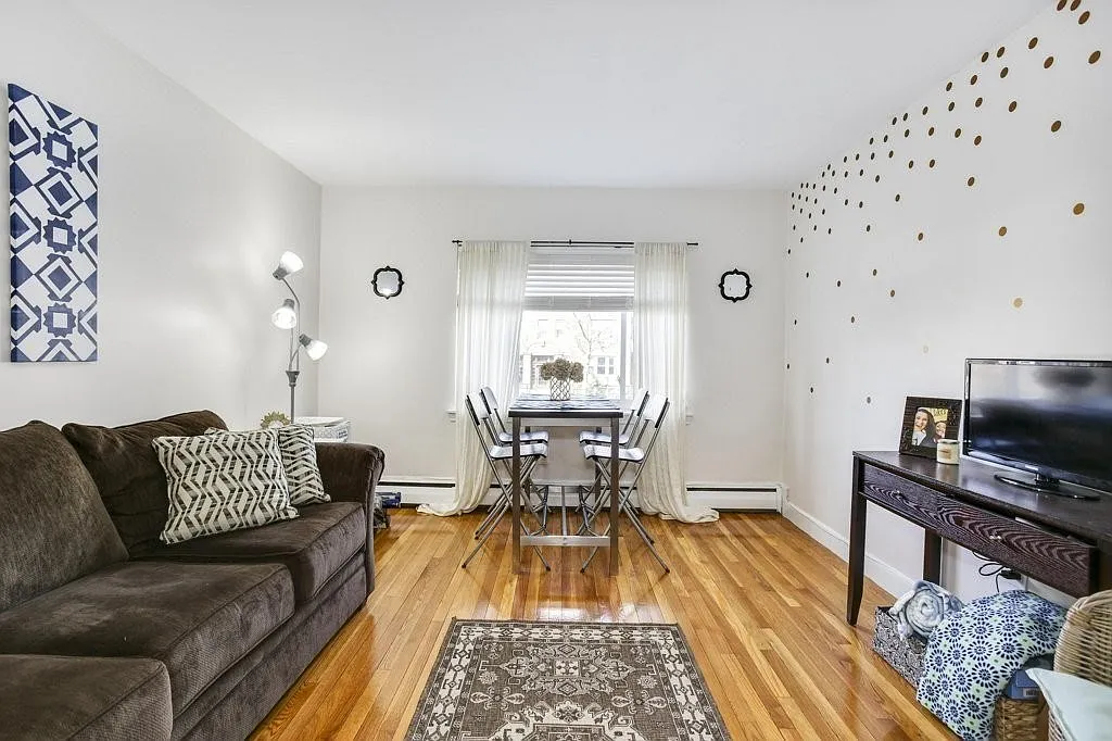 2 bed, 1.0 bath, 725 sqft, $2,800 — Photo 1