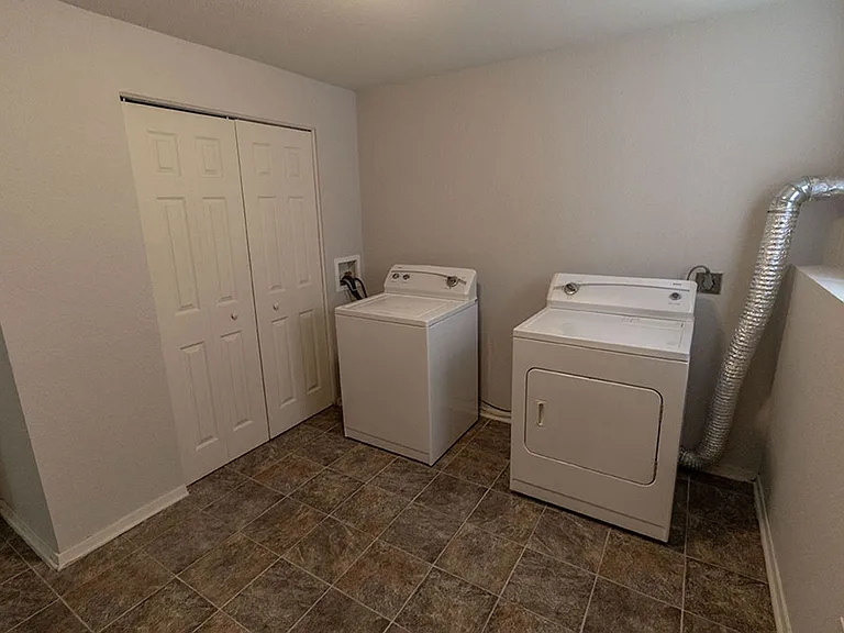 1015 W Ash St — Photo 30
