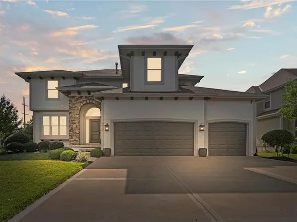 8612 W 165th Pl, Overland Park, KS 66085