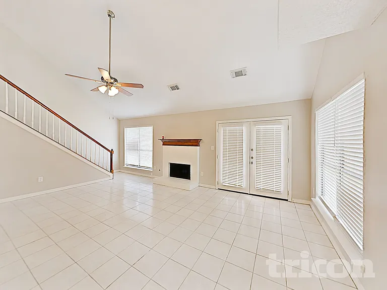 1050 Maclesby Ln — Photo 4