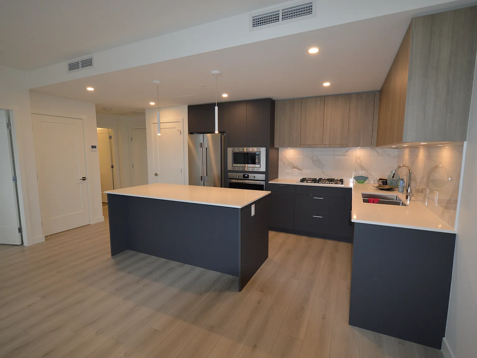 2 bed, 835 sqft, $2,900 — Photo 3