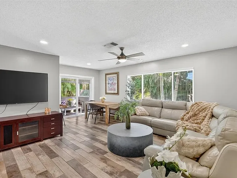1886 Southpointe Dr — Photo 4
