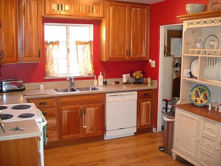 2nd image of 1628 E Spring St