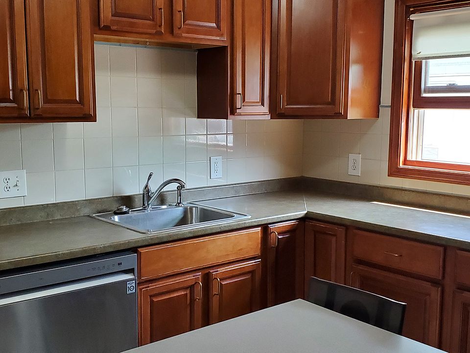 Eat-in kitchen