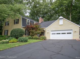 8225 Pawnee Trl, Pinckney, MI 48169
