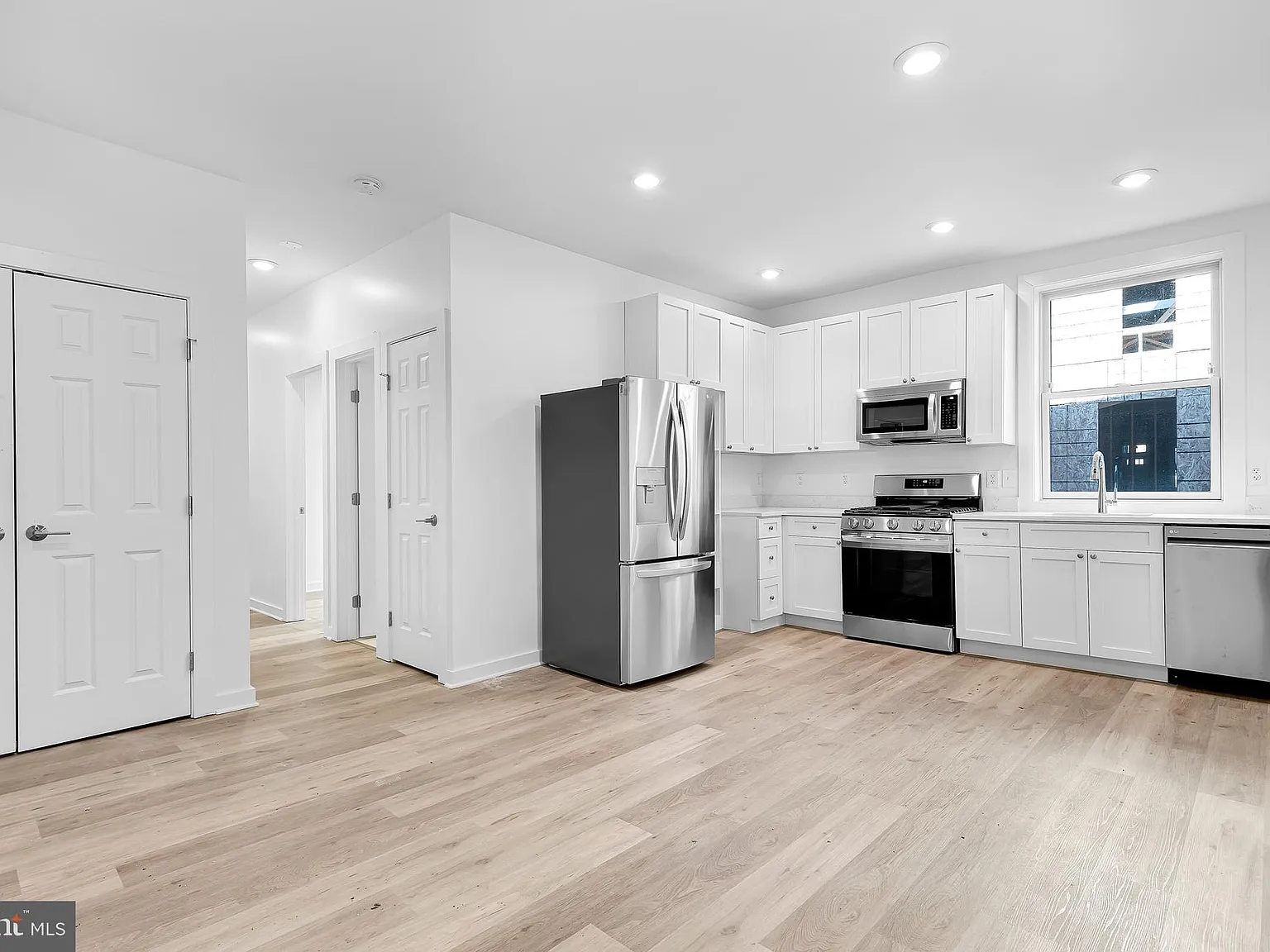 5 bed, 1004 sqft, $6,100 — Photo 2
