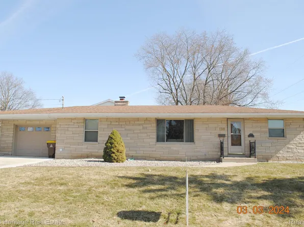 198 Fleming Dr, Alma, MI 48801