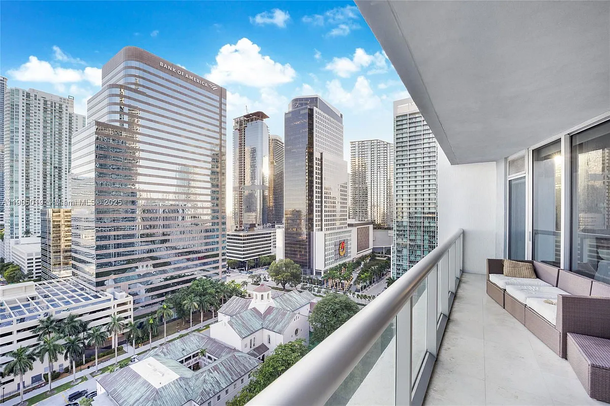 Building Photo - 495 Brickell Ave