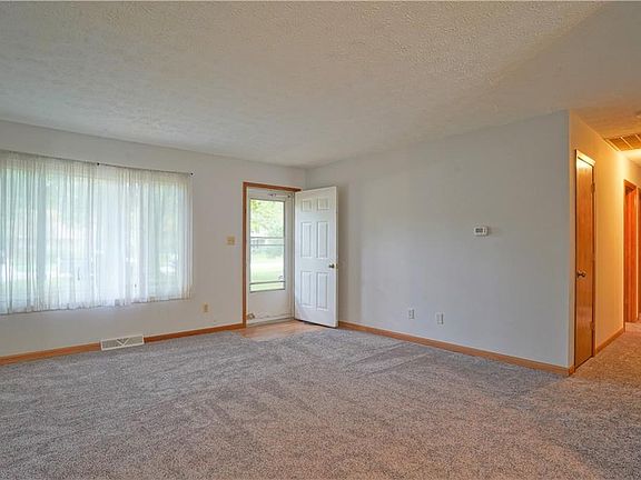 4th image of 647 Emich Dr