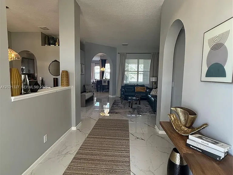 5711 NW Zenith Dr — Photo 2