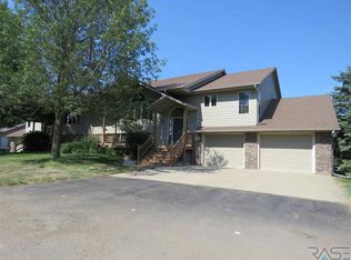 906 Par Tee Dr, Hartford, SD 57033
