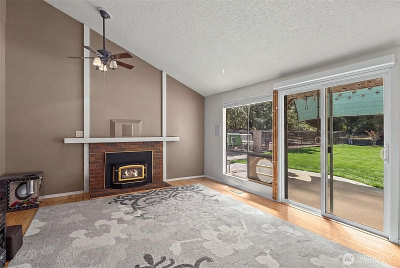 4th image of 15967 186th Avenue NE