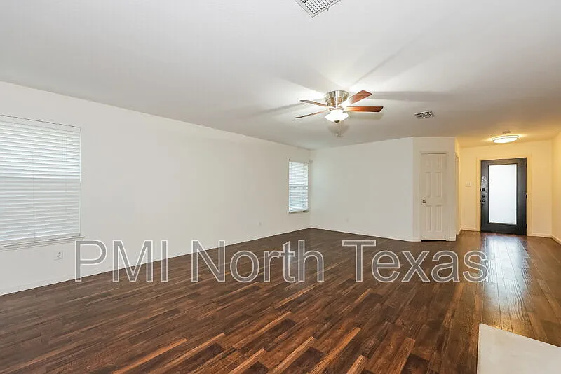 3 bed, 2.0 bath, 1660 sqft, $2,200 — Photo 3