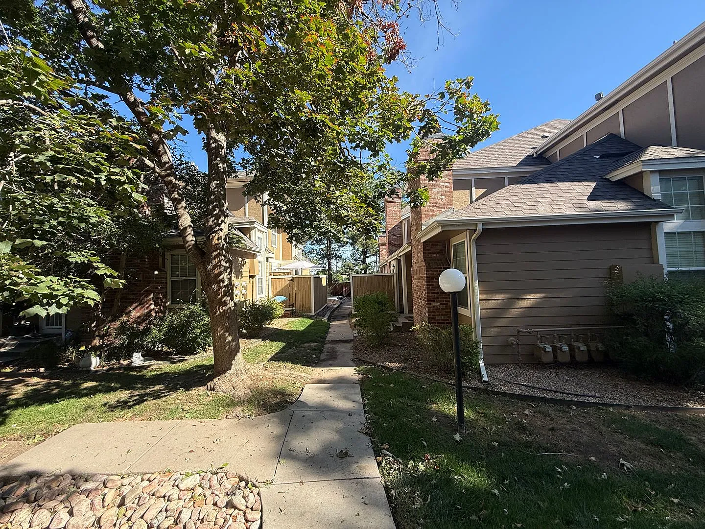 Charming 2-Bedroom Townhome with Vaulted Ceilings in Aurora — Photo 3