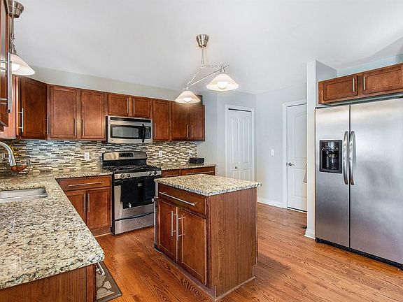 5th image of 776 W Castlebury Cir