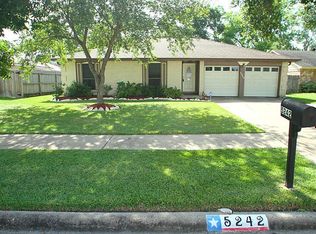 5242 Appleblossom Ln, Friendswood, TX 77546