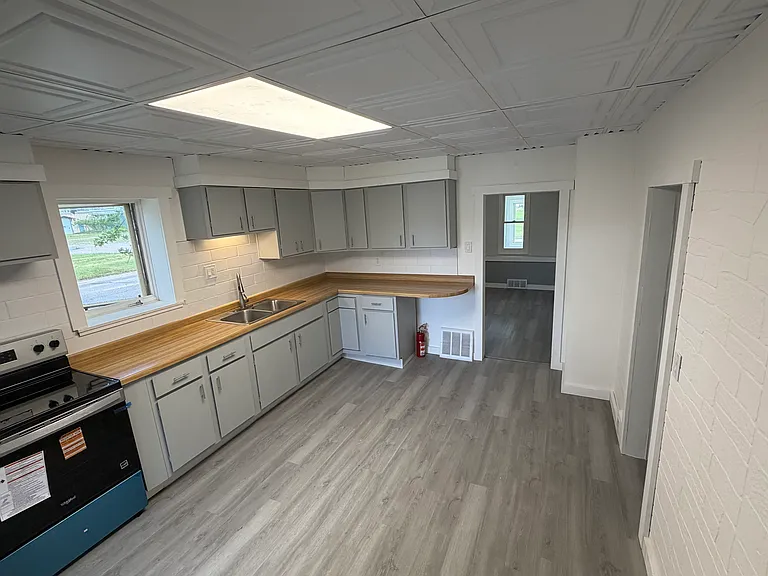 100 Sterling St — Photo 3