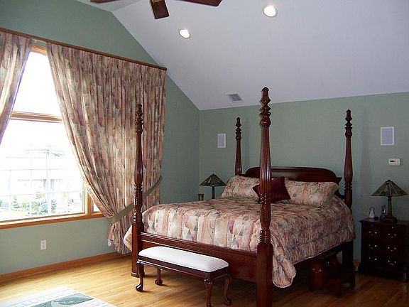 MBR suite Has 2 WIC, Vaulted Ceiling 