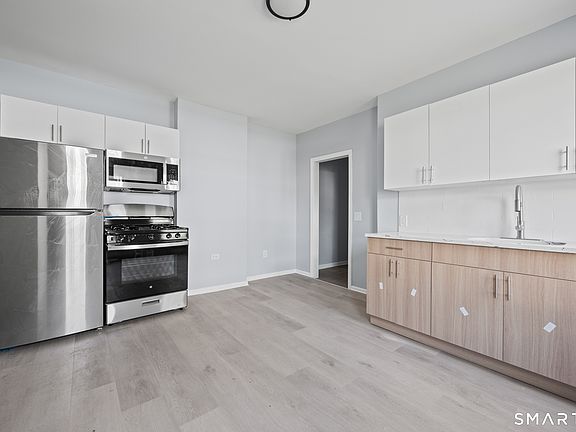 4th image of 301 Poplar Street