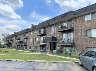 215 S Hale St APT 1B, Addison, IL 60101