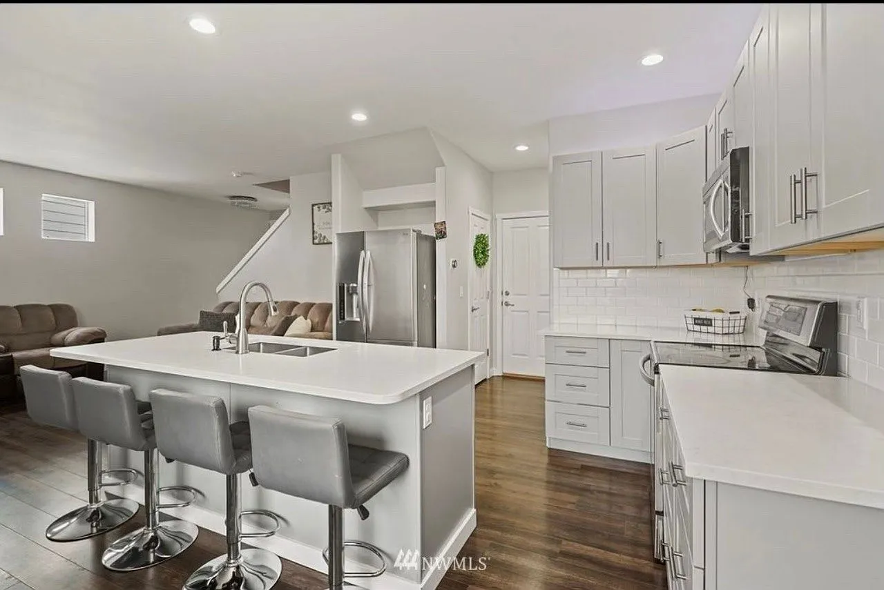 3 bed, 2.5 bath, 1591 sqft, $3,000 — Photo 3