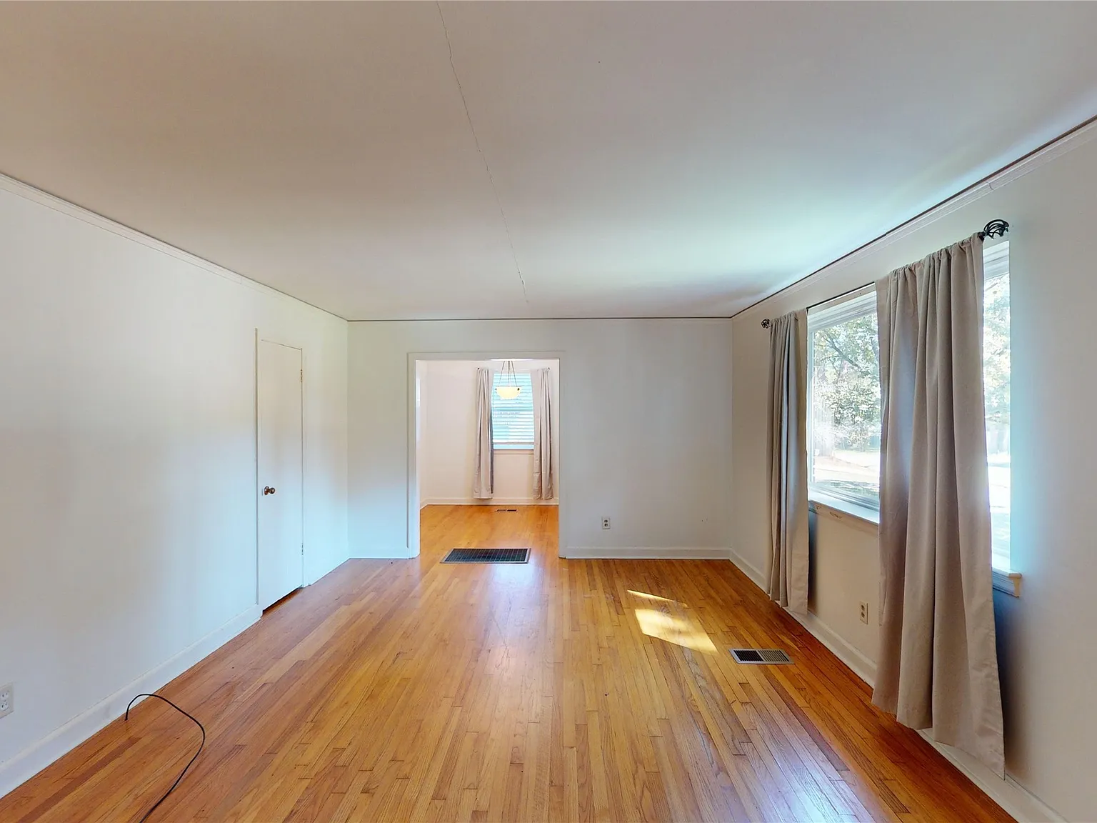 3 bed, 1.0 bath, 1156 sqft, $1,200 — Photo 2