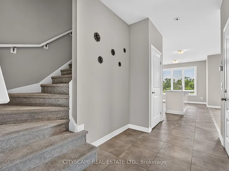 27 Lamb Cres — Photo 11