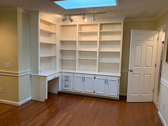 Built in desk and bookshelf