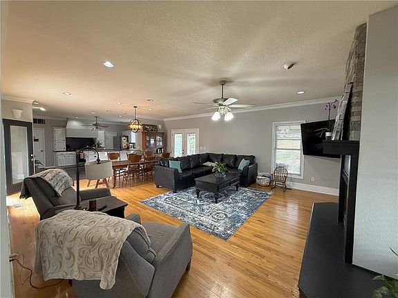 3rd image of 2216 Country Club Dr