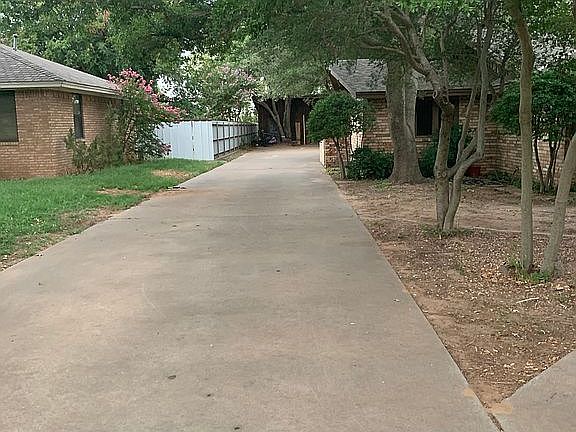 3rd image of 2718 Oaklawn Dr