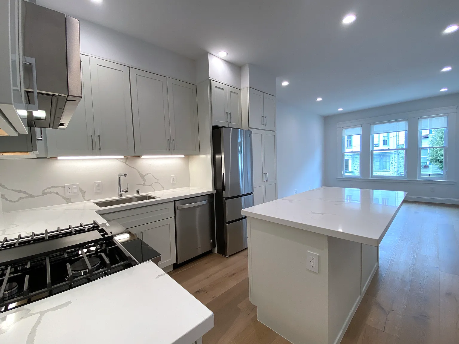 2 bed, 2.0 bath, 900 sqft, $8,800 — Photo 2