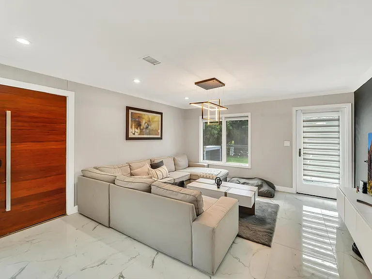 6320 86th Ln — Photo 2