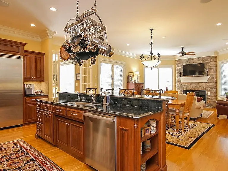 13204 Longwood Ln — Photo 32