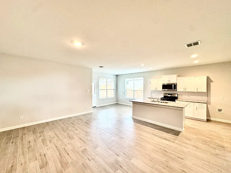 4308 Cornelia St — Photo 4
