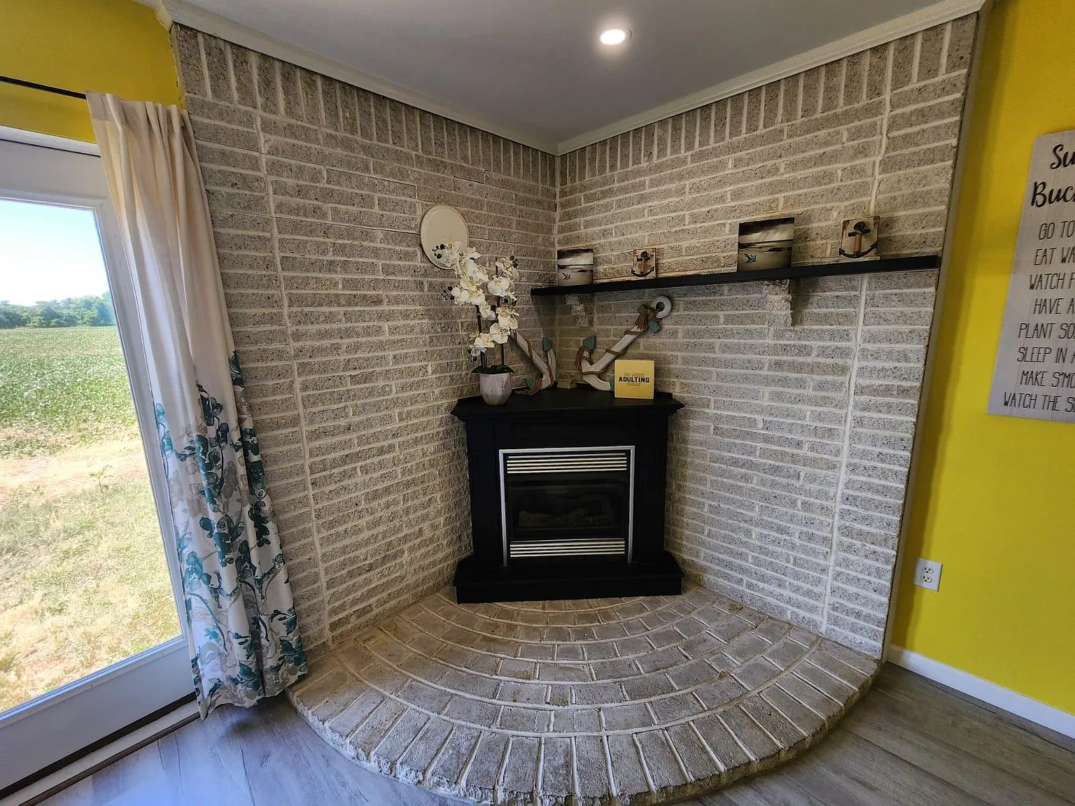 3 bed, 2.0 bath, 2500 sqft, $1,364 — Photo 3