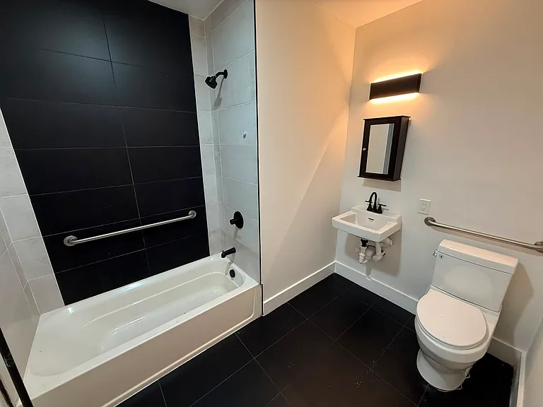 2521 West St #12E — Photo 11