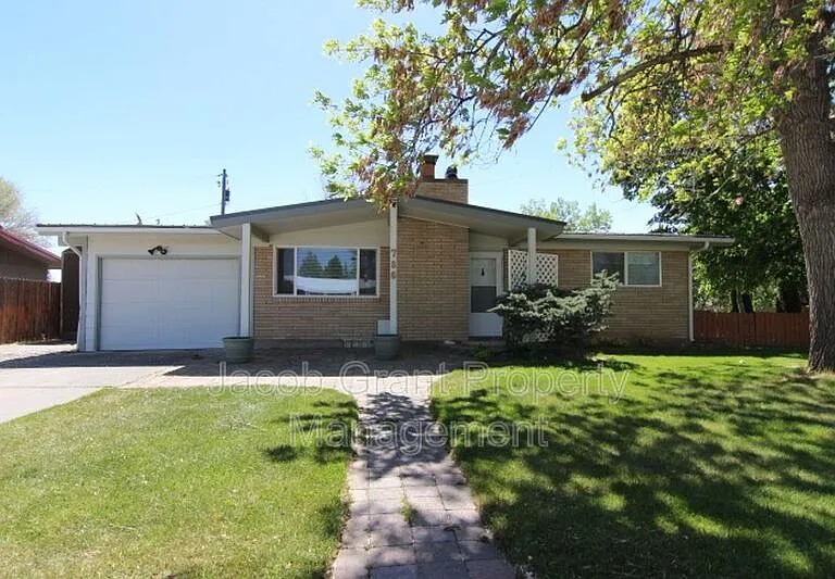 786 Sykes Dr — Photo 1