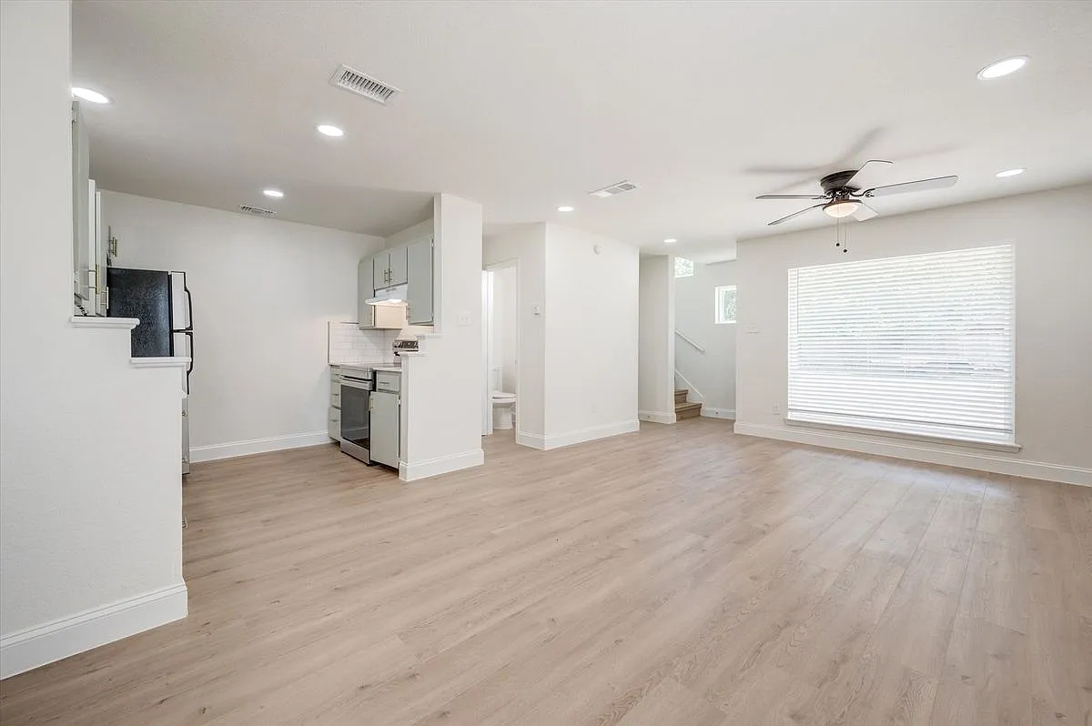 2 bed, 1.5 bath, 906 sqft, $1,350 — Photo 3