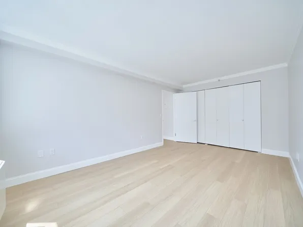 160 Riverside Boulevard image 9 of 14