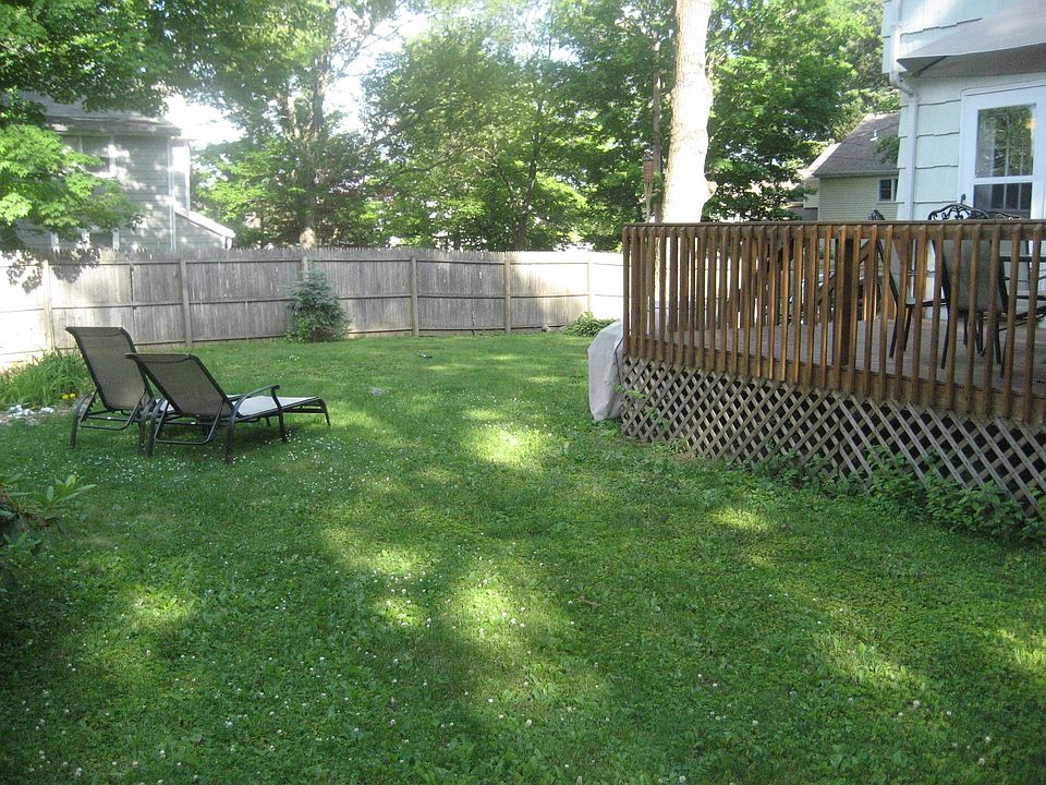LARGE PRIVATE YARD & DECK