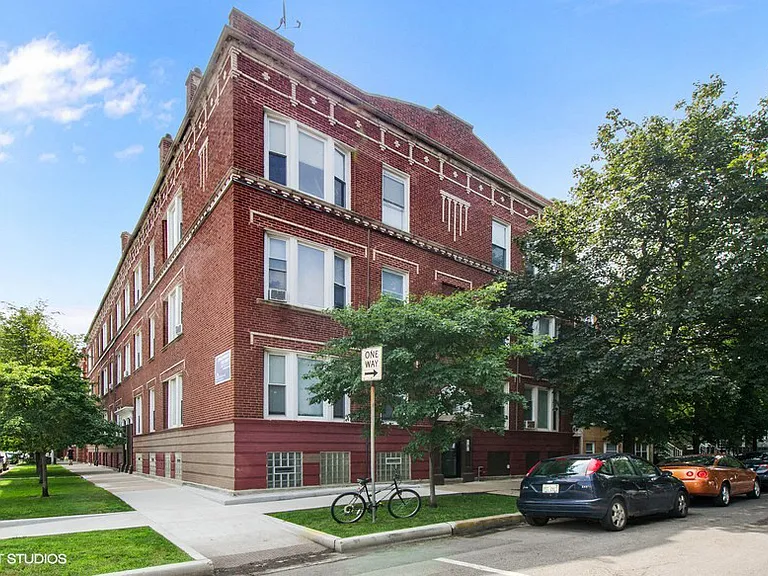 2645 N Fairfield Ave — Photo 2