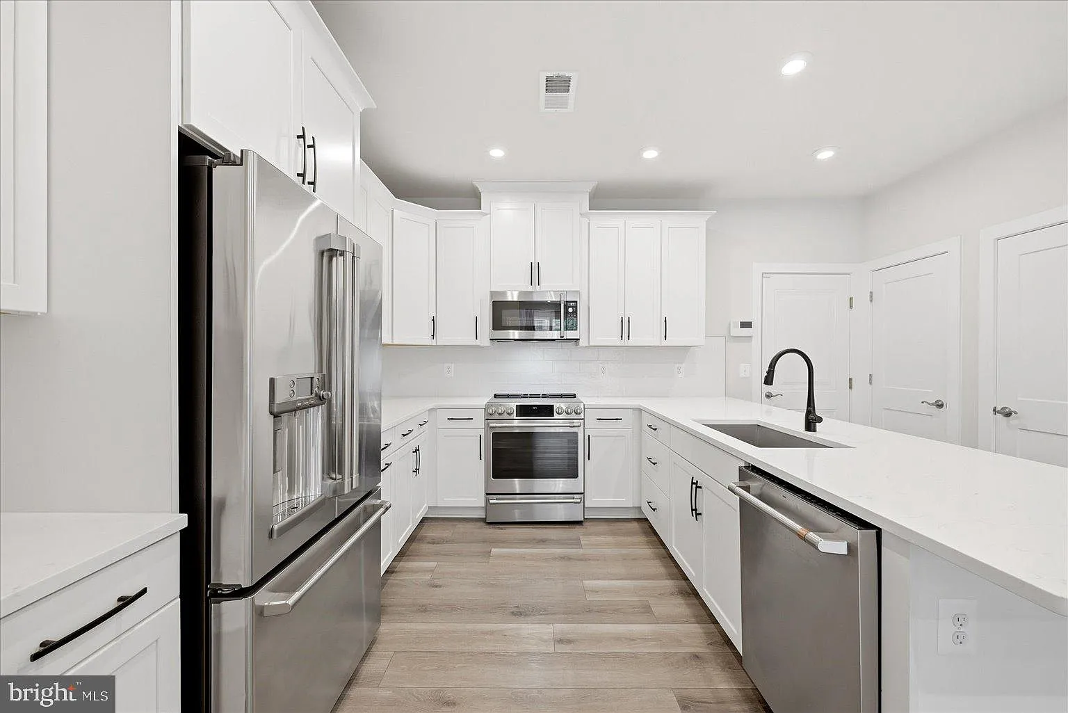 Sm Ashburn Station Condo — Photo 4