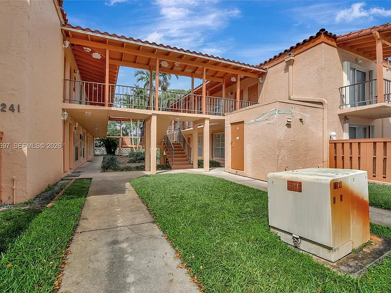 7241 Miami Lakes Dr #D14 — Photo 1