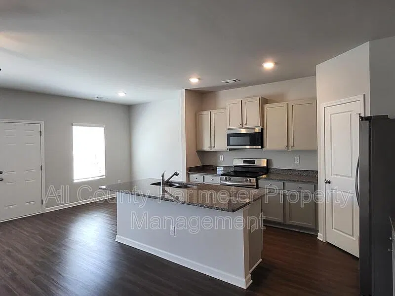 3 bed, 2.5 bath, 1665 sqft, $1,650 — Photo 3
