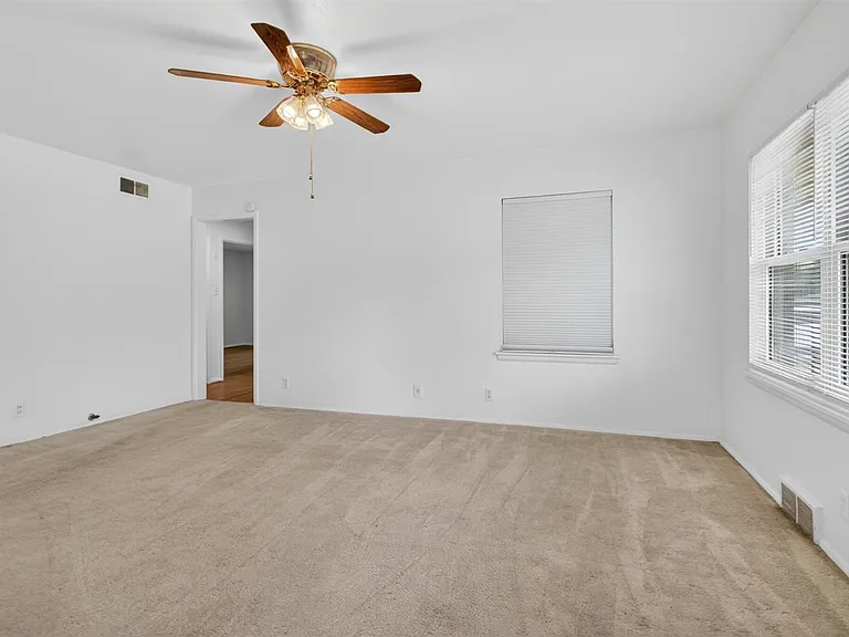 366 SE Wilshire Ave — Photo 2