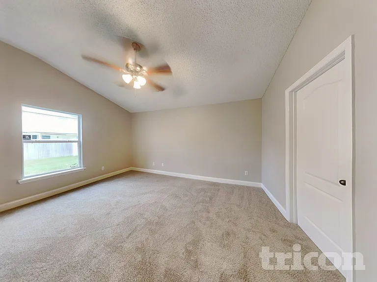 1105 Maple Ln — Photo 8
