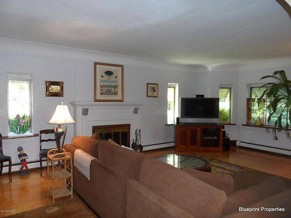 5th image of 330 Collindale Ave NW