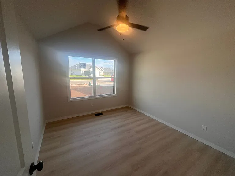 648 W Brook Hollow Rd — Photo 14